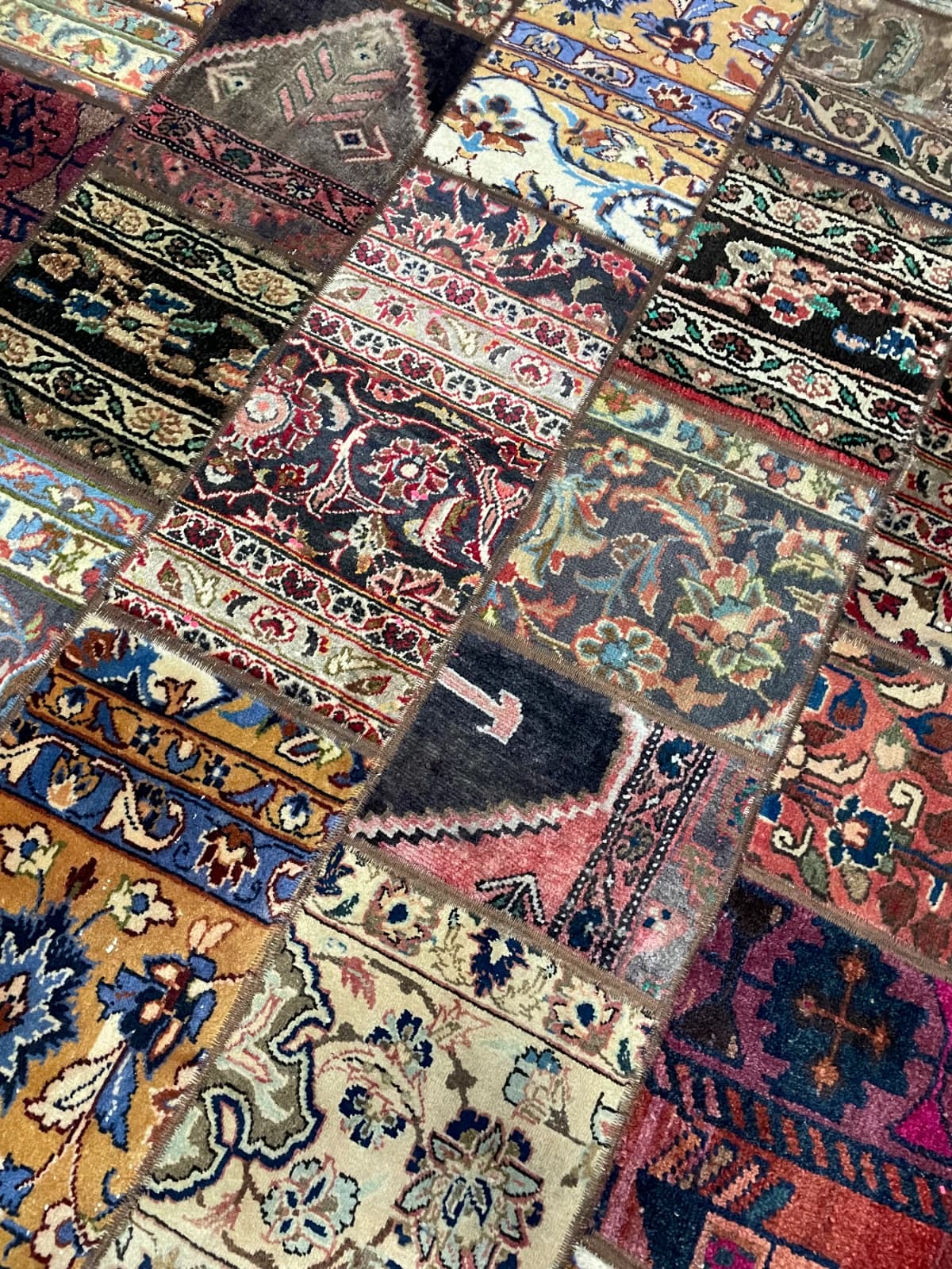 Persischer Patchwork-Teppich Rey, 150x205 cm, überwiegend in Beige und Rot — Nahaufnahme der Textur