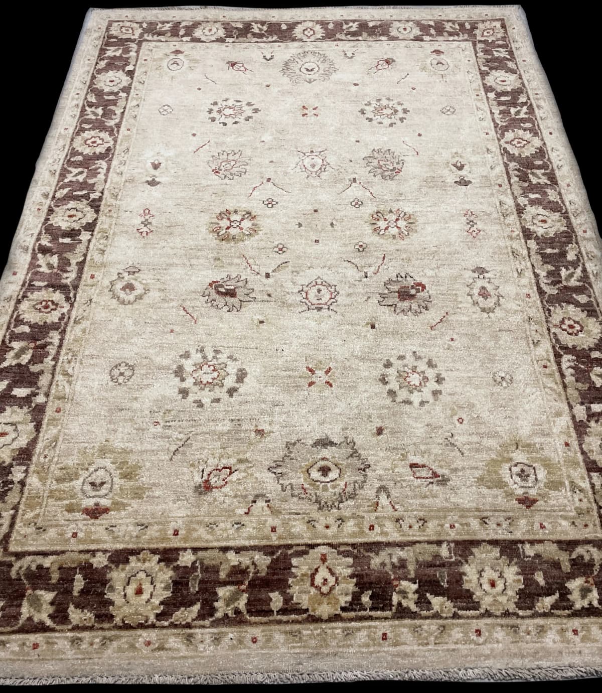 Pakistanischer Ziegler-Teppich, 144x205 cm, überwiegend in Gelb und Braun — Perspektive