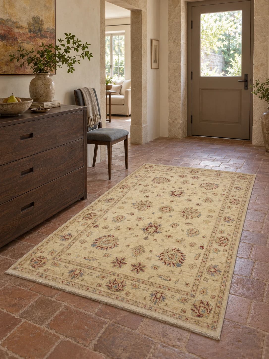 Pakistanischer Ziegler-Teppich, 137x216 cm, überwiegend in Gelb — Im Raum