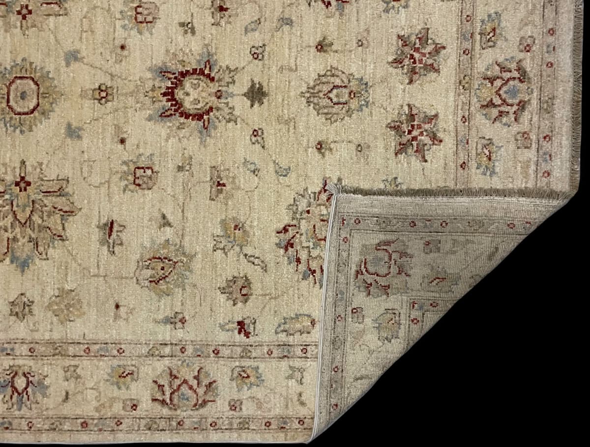 Pakistanischer Ziegler-Teppich, 137x216 cm, überwiegend in Gelb — Gefaltet