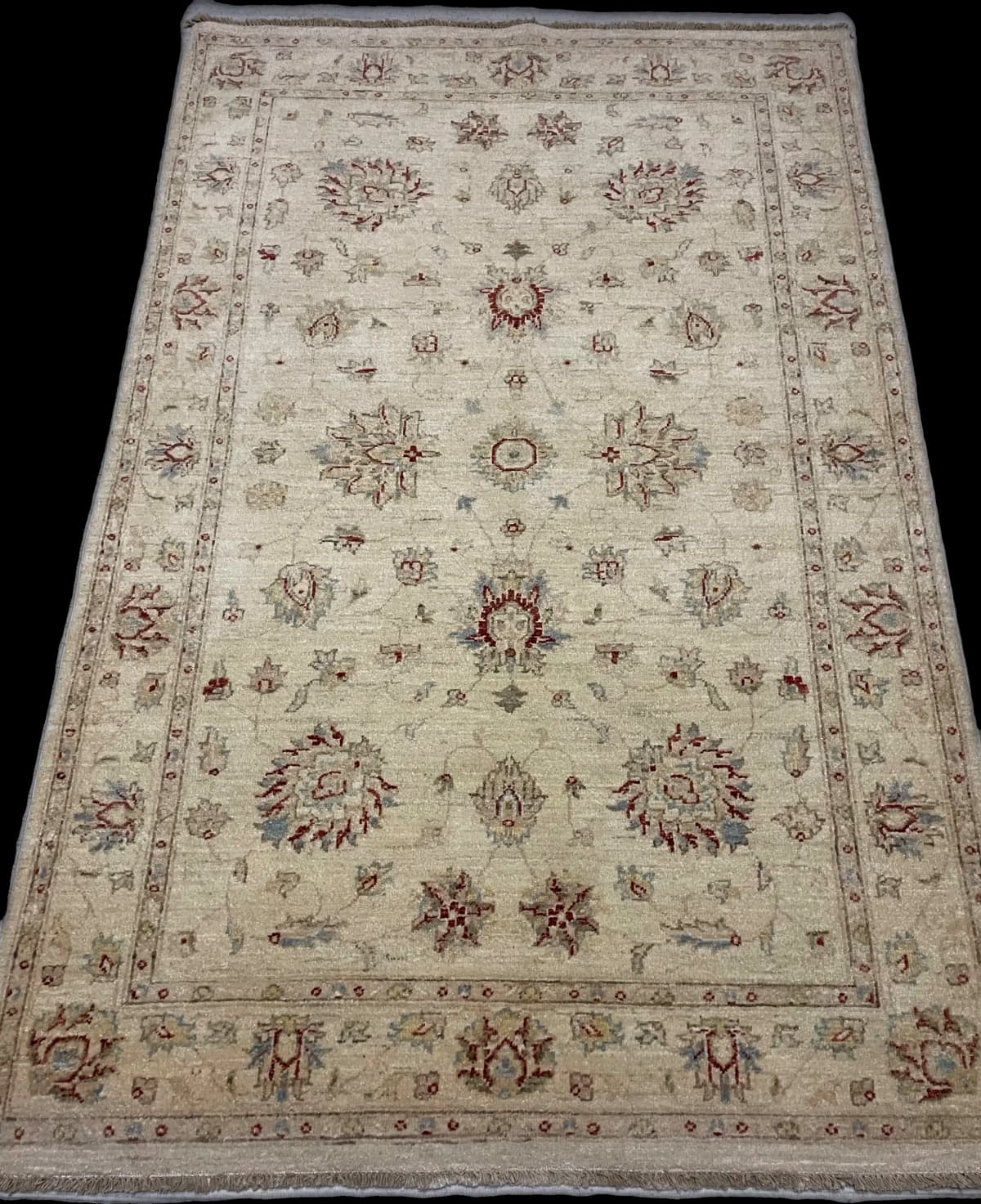 Pakistanischer Ziegler-Teppich, 137x216 cm, überwiegend in Gelb — Perspektive