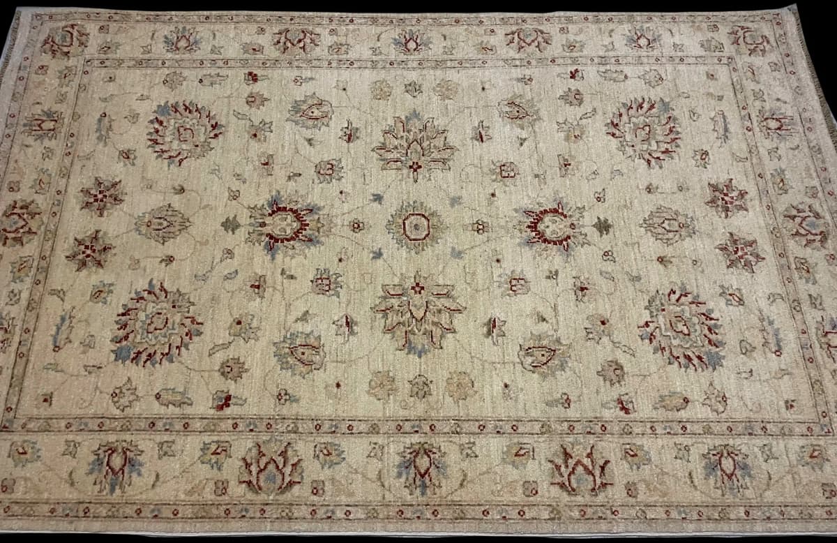 Pakistanischer Ziegler-Teppich, 137x216 cm, überwiegend in Gelb — Perspektive