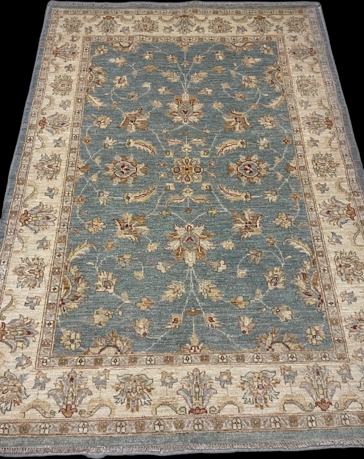 Pakistanischer Ziegler-Teppich, 144x201 cm, überwiegend in Blau und Gelb — Perspektive
