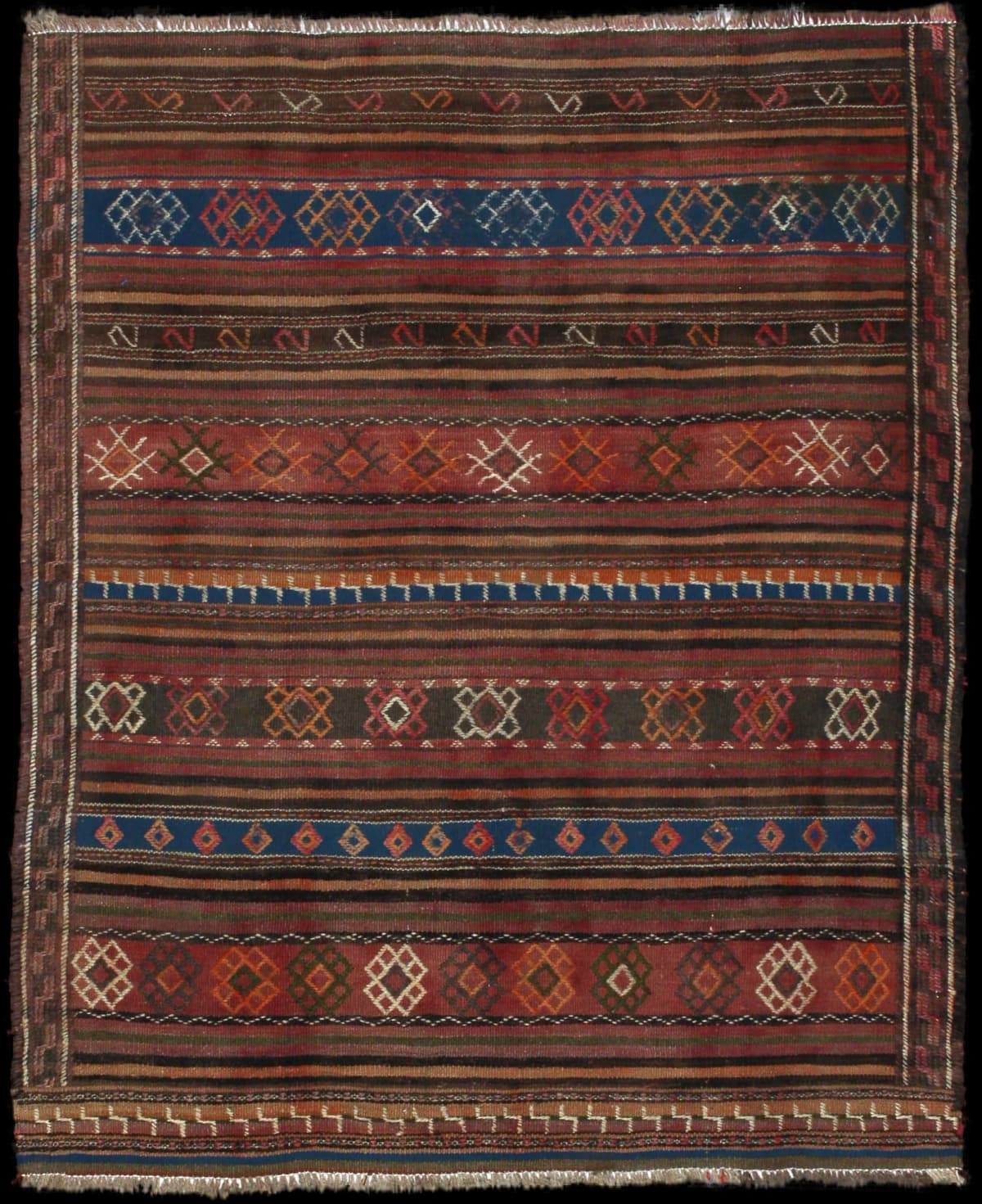 alfombra persa de estilo sumak en dimensiones 136 centímetros de largo por 115 centímetros de ancho con colores principalmente azul y marrón