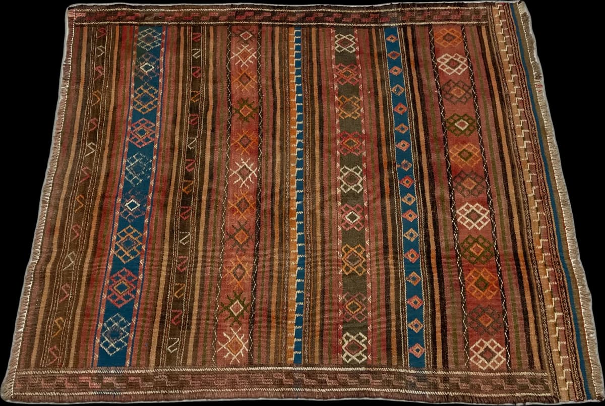 Persischer Kelim-Sumak-Teppich, 115x136 cm, überwiegend in Blau und Braun — Perspektive