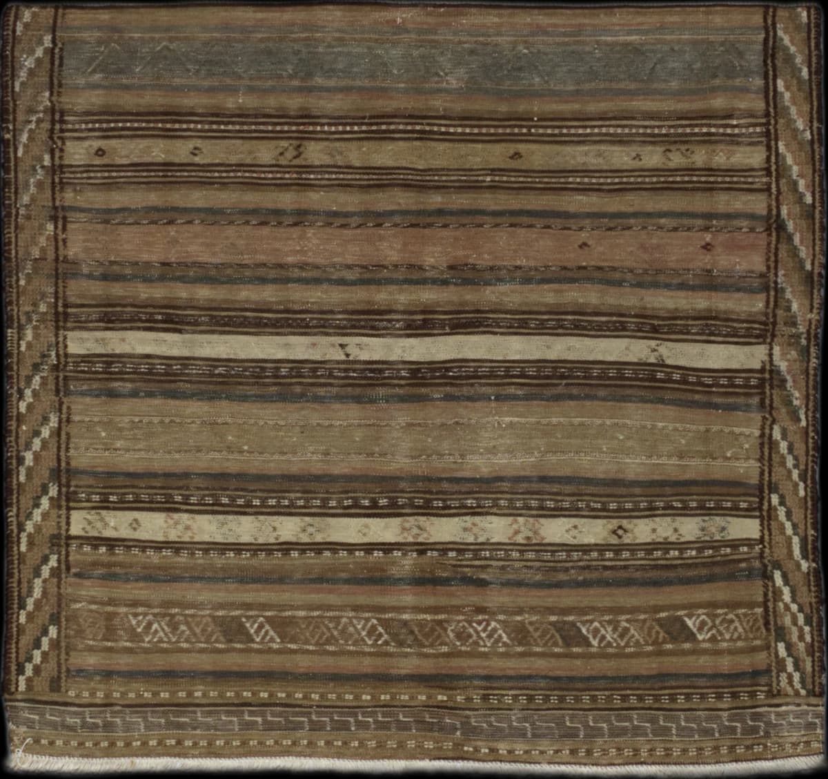 persischer Teppich im Sumak Stil in den Maßen 133 Zentimeter Länge mal 125 Zentimeter Breite mit überwiegend braun und beige Farben
