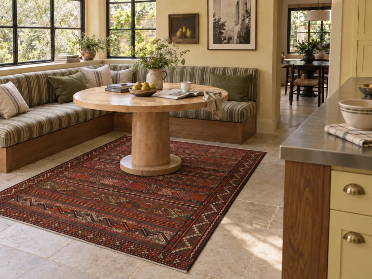 Tapis persan kilim soumak, géométrique, 145x185 cm, multicolore — Dans une pièce