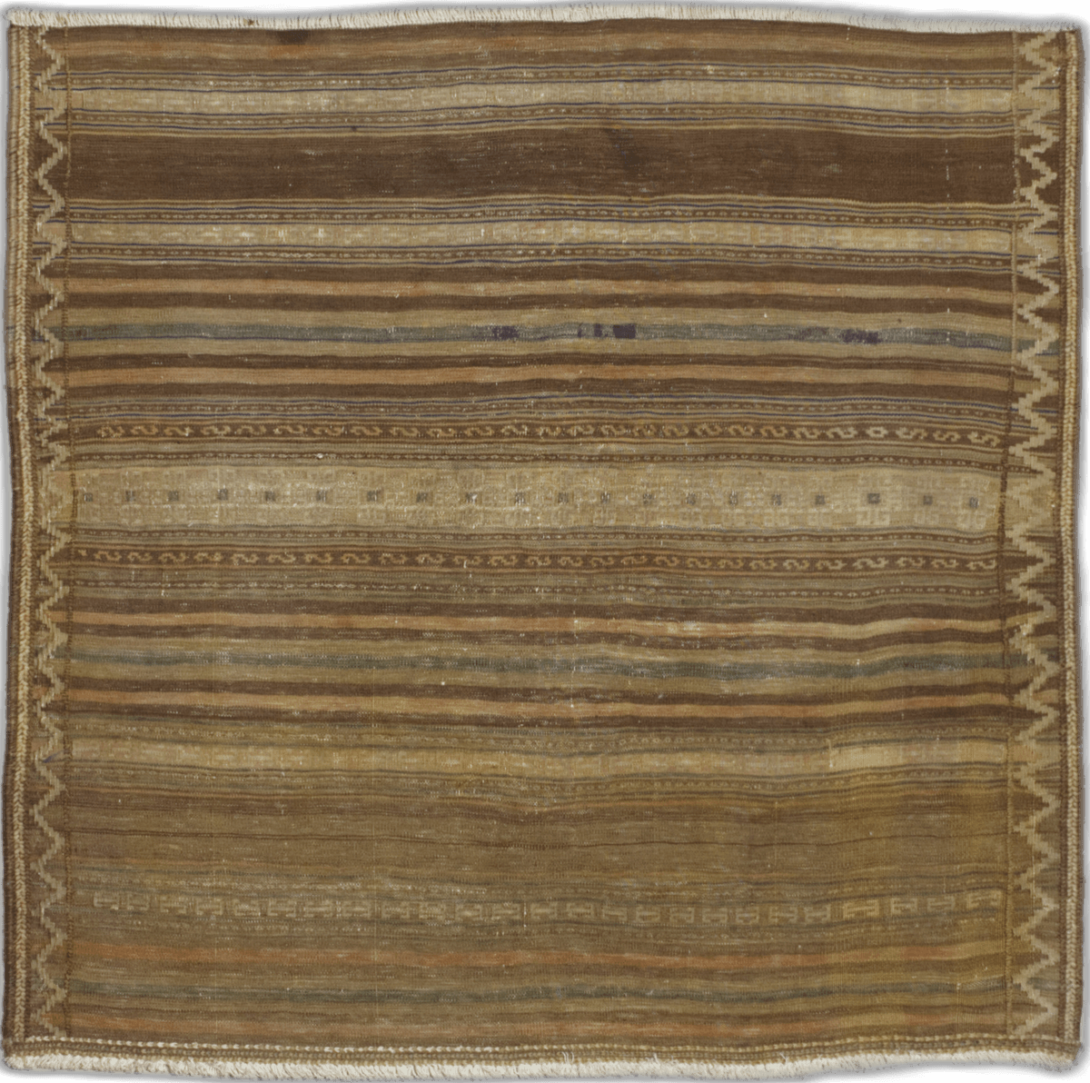 alfombra en dimensiones 145 centímetros de largo por 136 centímetros de ancho con colores principalmente marrón y beige