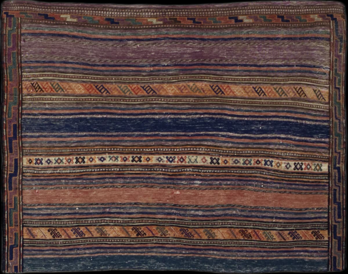 alfombra persa en dimensiones 155 centímetros de largo por 110 centímetros de ancho con colores principalmente colorido