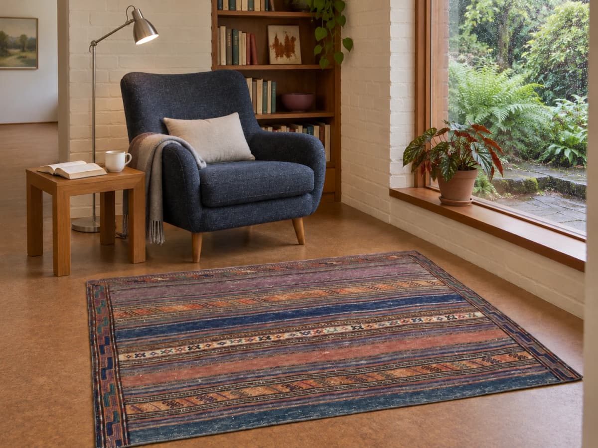 Tapis persan kilim soumak, géométrique, 110x155 cm, multicolore — Dans une pièce
