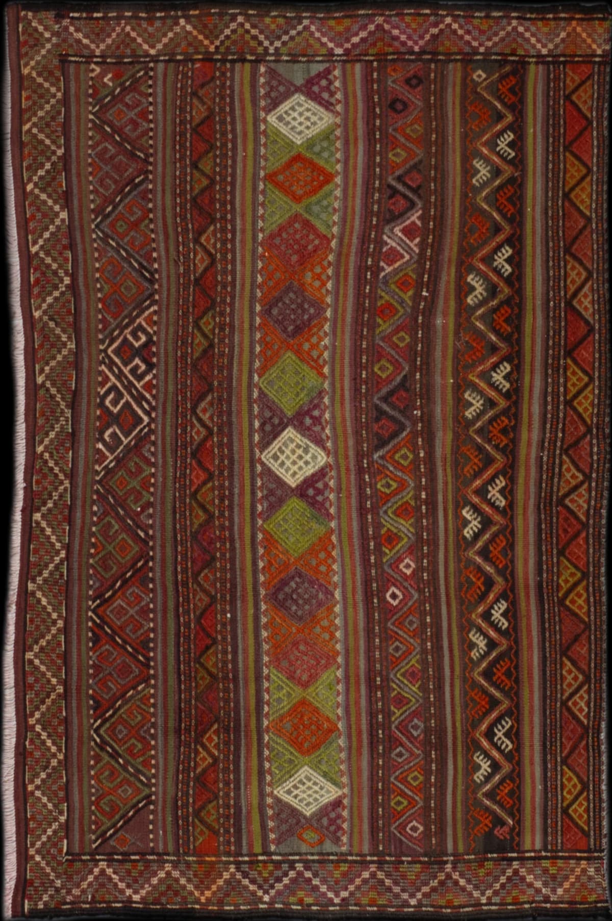 persischer Teppich im Sumak Stil in den Maßen 161 Zentimeter Länge mal 107 Zentimeter Breite mit überwiegend braun und orange Farben