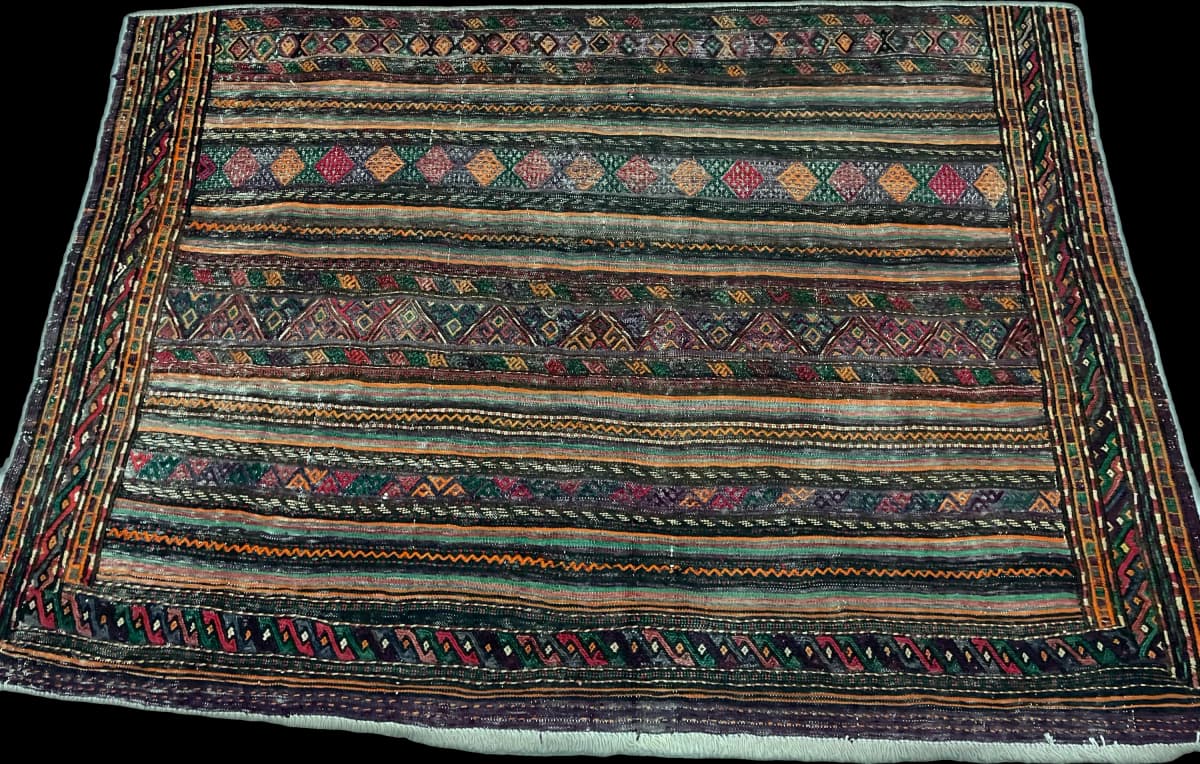Persischer Kelim-Sumak-Teppich, 113x156 cm, überwiegend in Lila und Braun — Perspektive