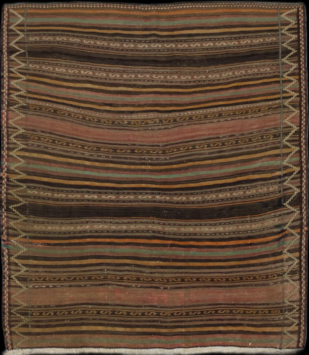 alfombra persa en dimensiones 170 centímetros de largo por 152 centímetros de ancho con colores principalmente marrón