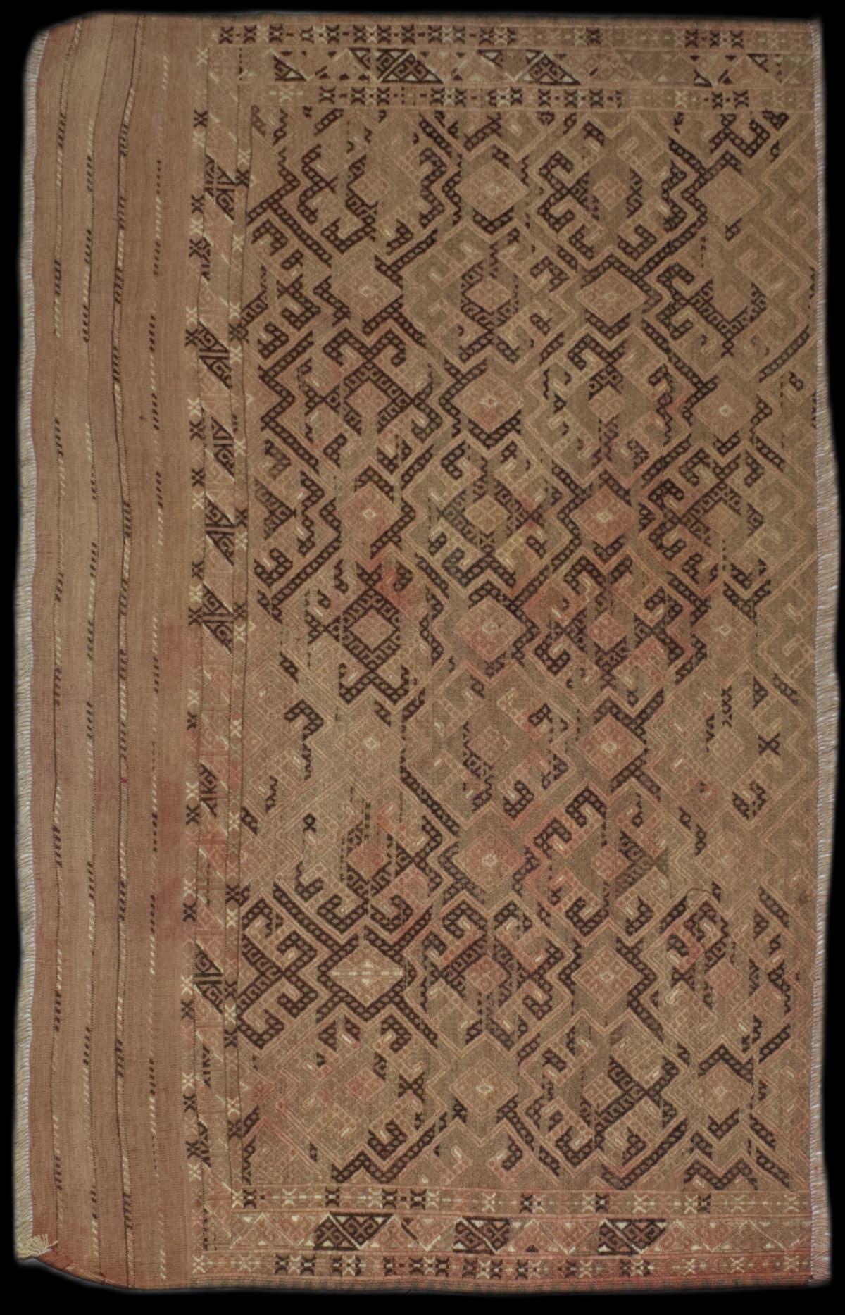 alfombra persa en dimensiones 214 centímetros de largo por 119 centímetros de ancho con colores principalmente blanco