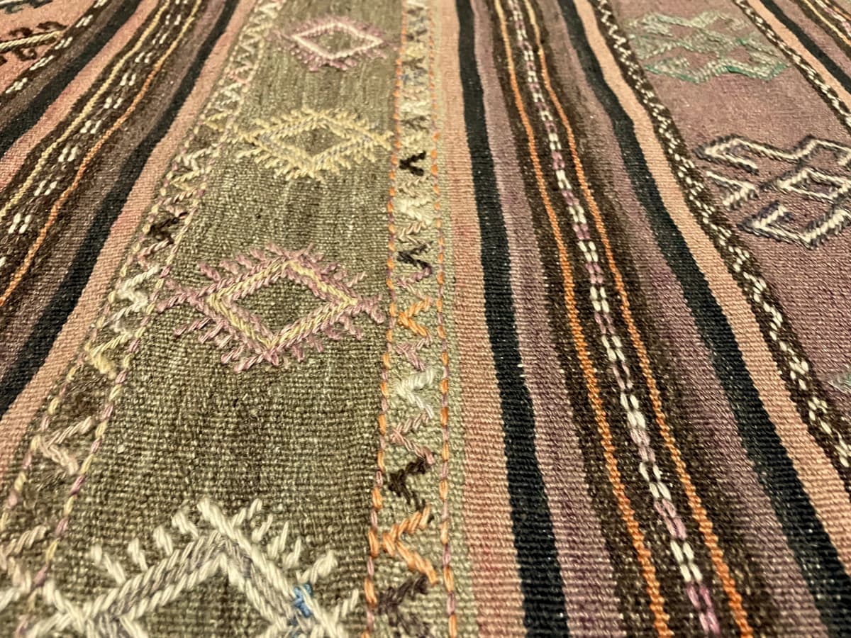 Persischer Kelim-Sumak-Teppich, 145x254 cm, überwiegend in Lila — Nahaufnahme der Textur