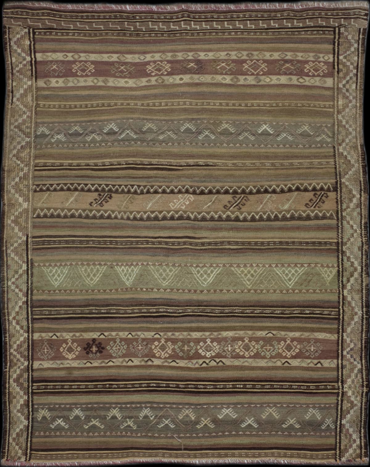 Persian rug in dimensions 200 centimeters length by 152 centimeters width with mainly brown colors