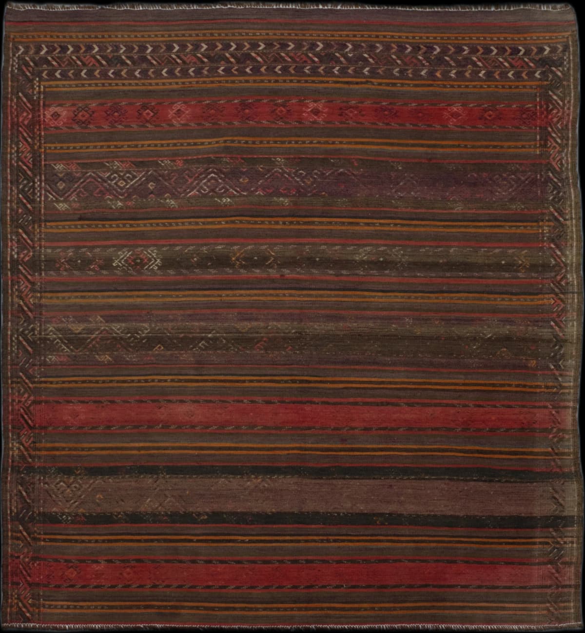 alfombra persa en dimensiones 200 centímetros de largo por 178 centímetros de ancho con colores principalmente marrón y rojo