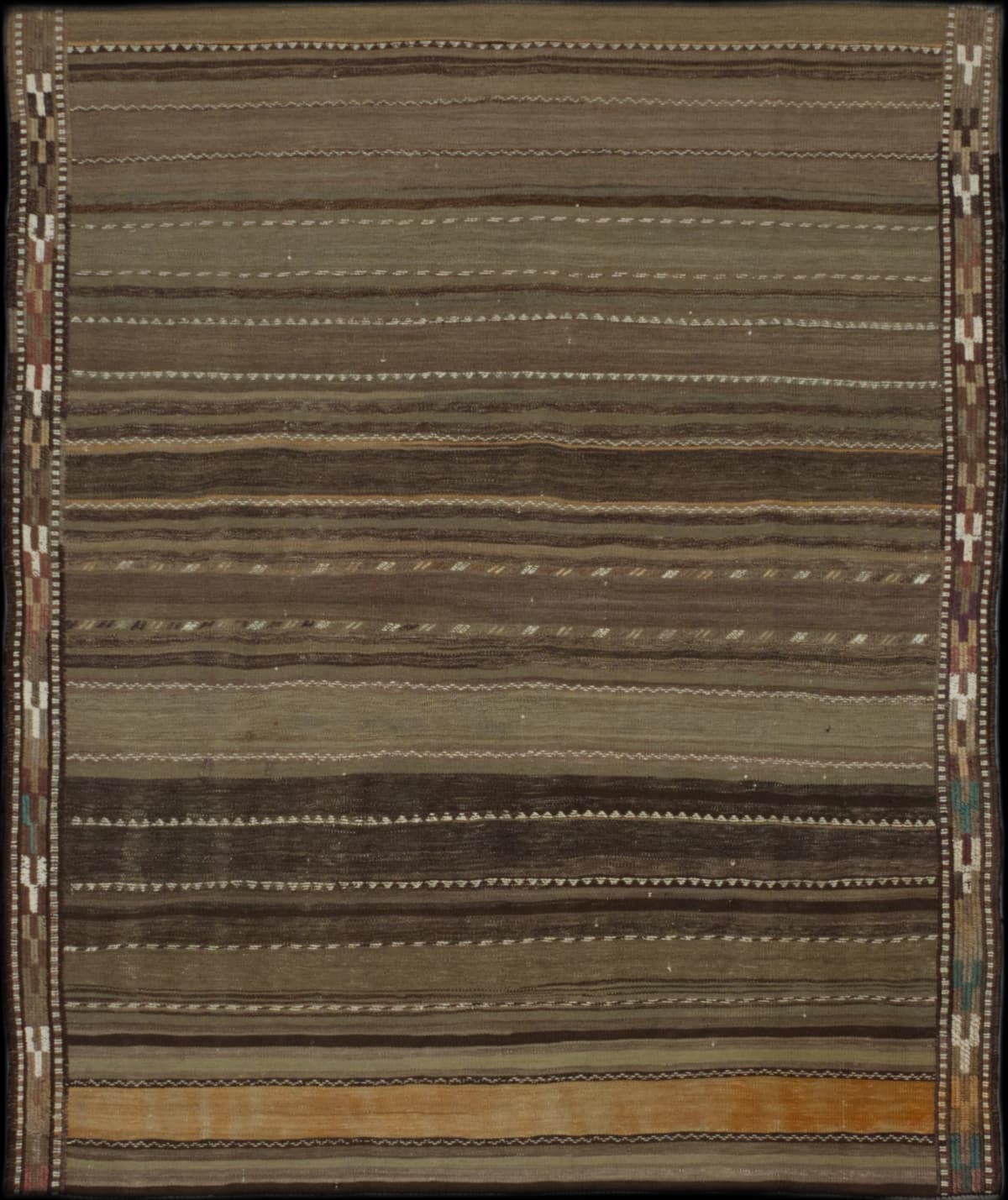 alfombra persa en dimensiones 182 centímetros de largo por 145 centímetros de ancho con colores principalmente colorido