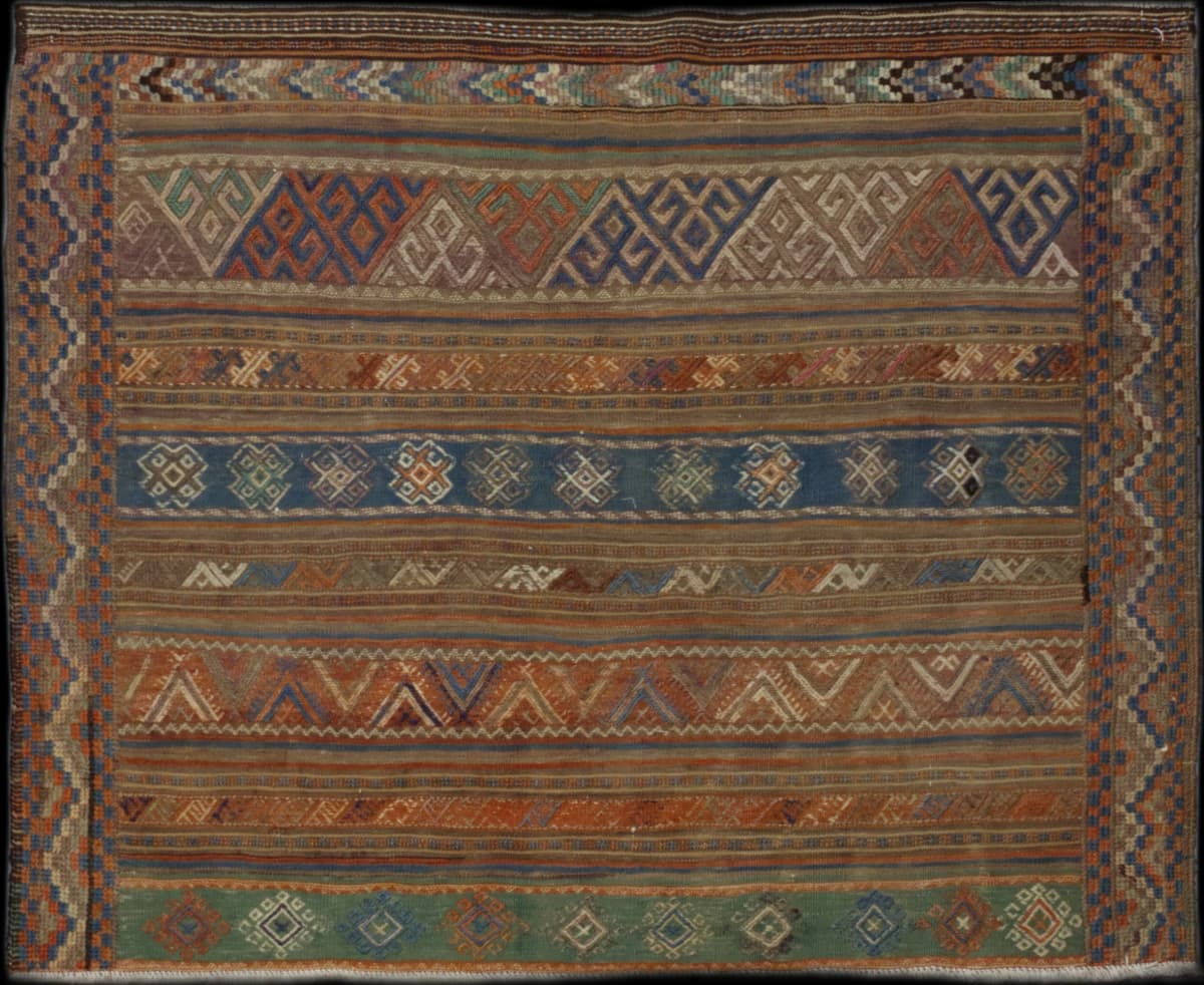 alfombra persa en dimensiones 150 centímetros de largo por 120 centímetros de ancho con colores principalmente colorido