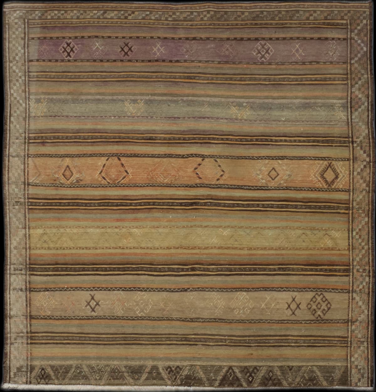 alfombra persa en dimensiones 178 centímetros de largo por 161 centímetros de ancho con colores principalmente colorido