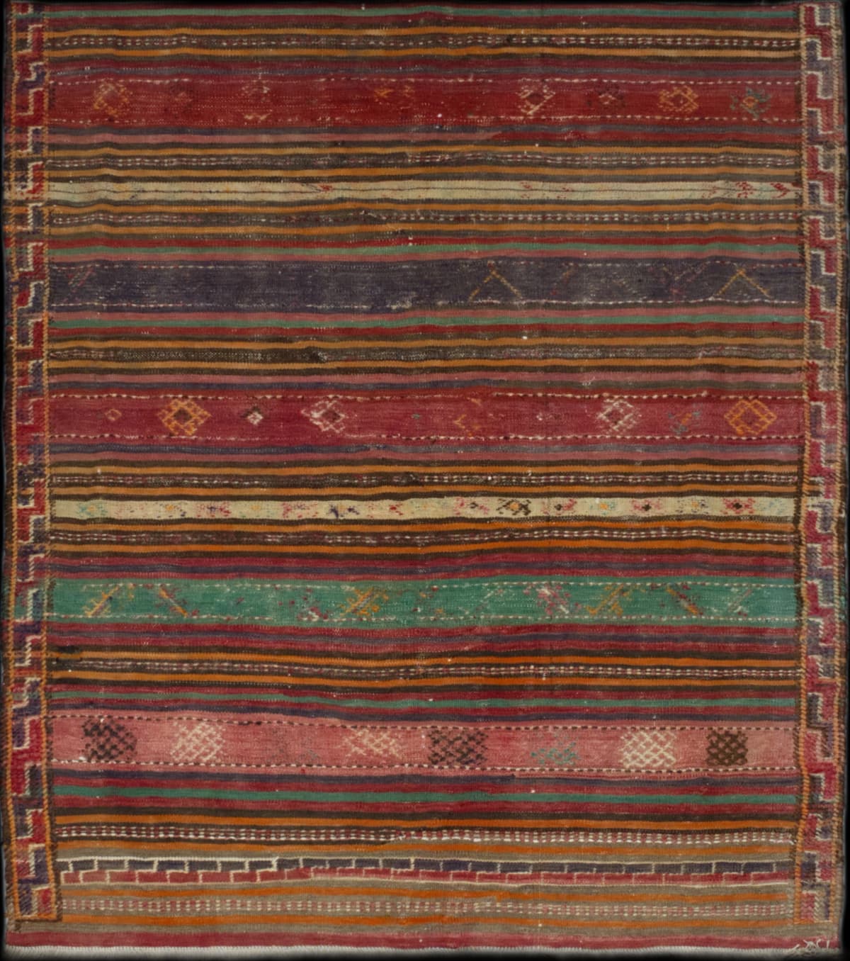 alfombra persa en dimensiones 175 centímetros de largo por 151 centímetros de ancho con colores principalmente verde