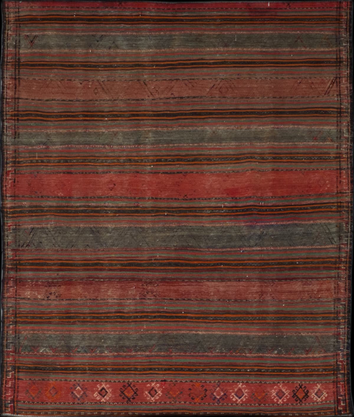 alfombra persa en dimensiones 183 centímetros de largo por 143 centímetros de ancho con colores principalmente colorido