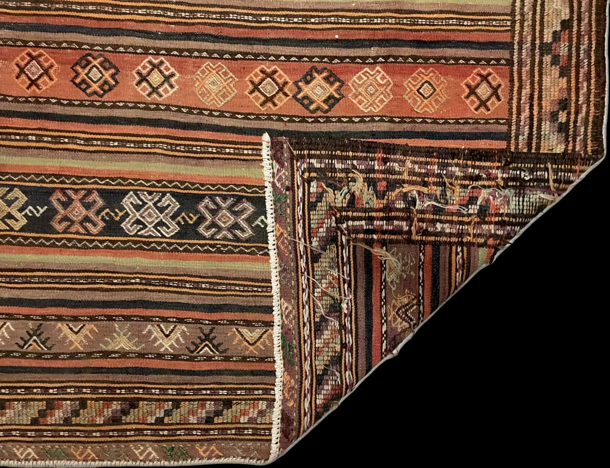 Persischer Kelim-Sumak-Teppich, 151x228 cm, überwiegend in Braun — Gefaltet