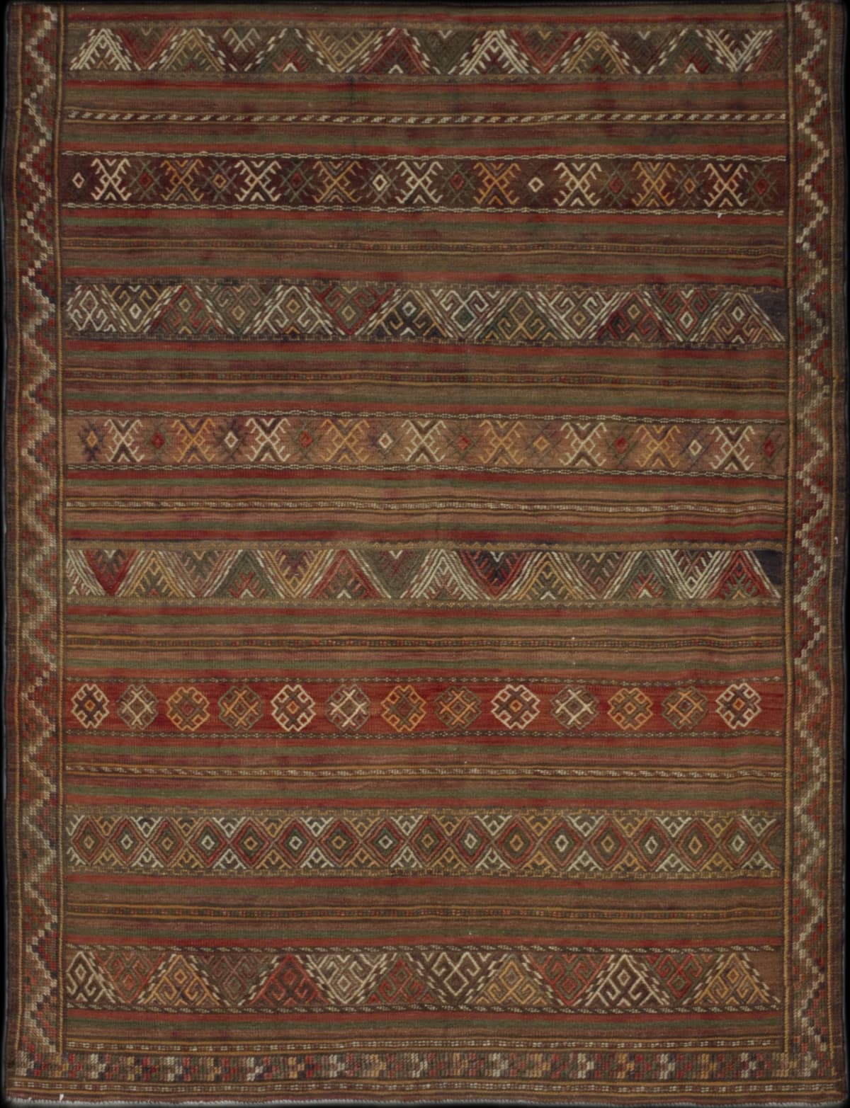 Persian rug in dimensions 195 centimeters length by 140 centimeters width with mainly brown colors