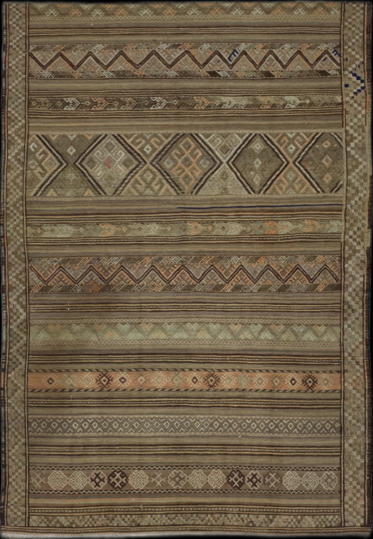 Persian rug in dimensions 214 centimeters length by 140 centimeters width with mainly brown colors