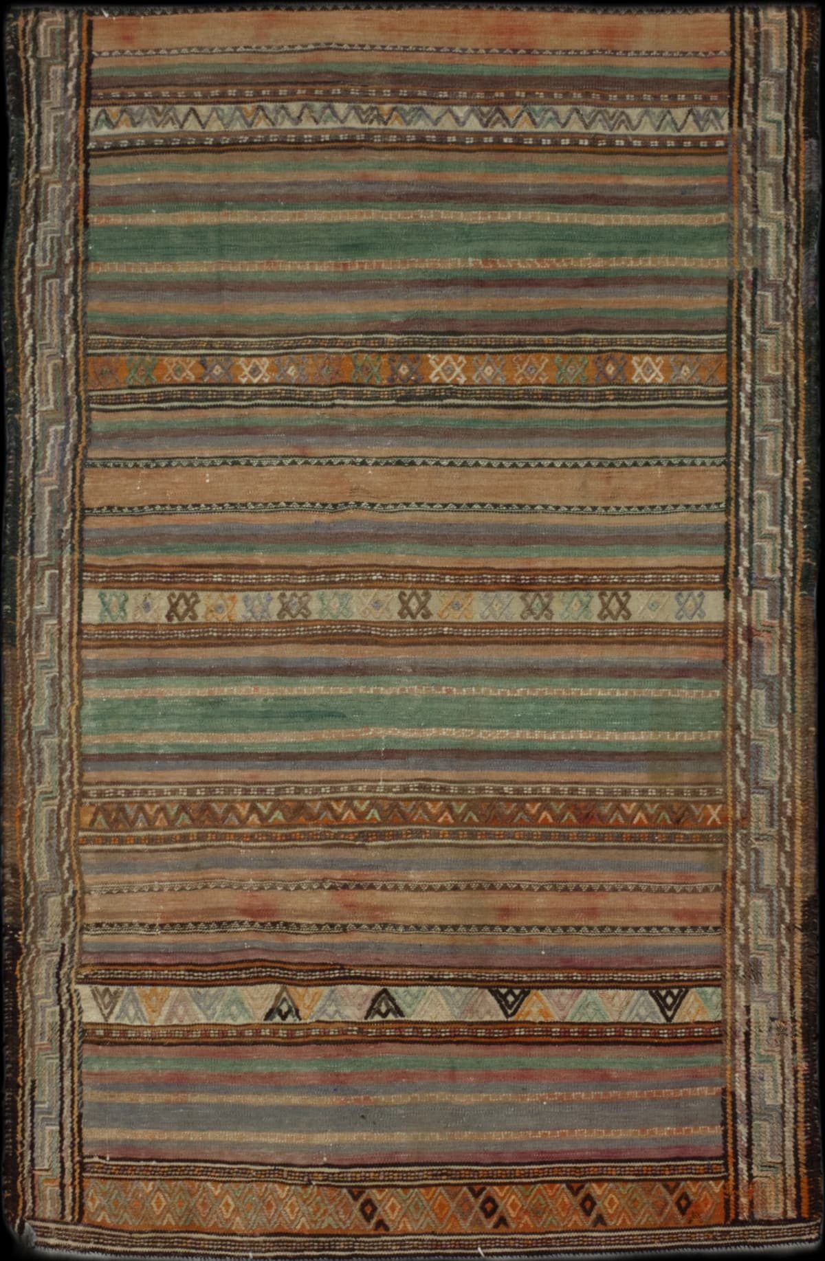 Persischer Kelim-Sumak-Teppich, 140x214 cm, überwiegend in Braun — Gesamtansicht