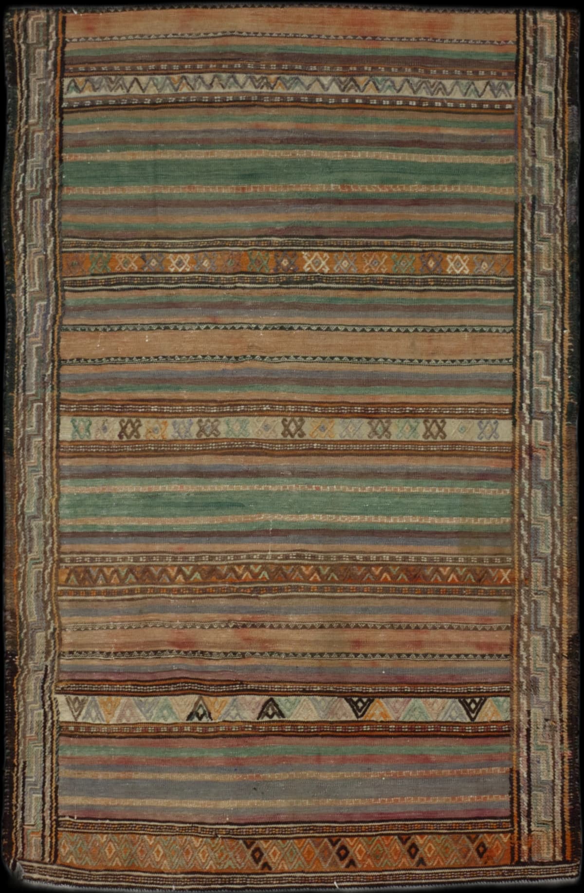 Persischer Kelim-Sumak-Teppich, 140x214 cm, überwiegend in Braun — Gesamtansicht