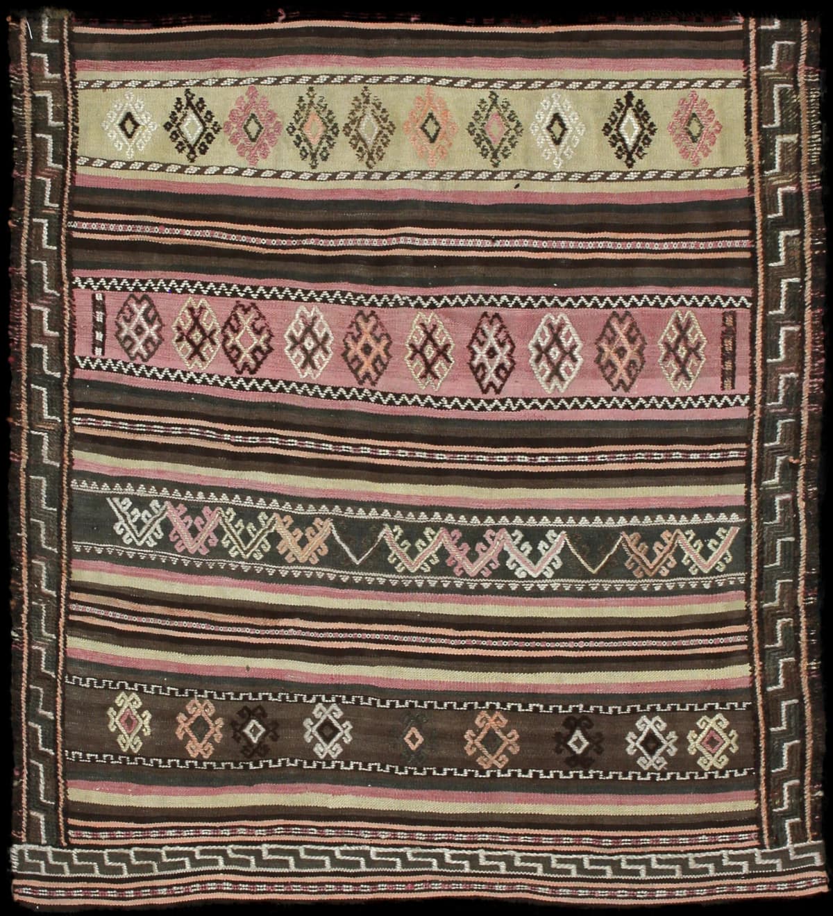 alfombra persa de estilo sumak en dimensiones 125 centímetros de largo por 120 centímetros de ancho con colores principalmente beige y rosa
