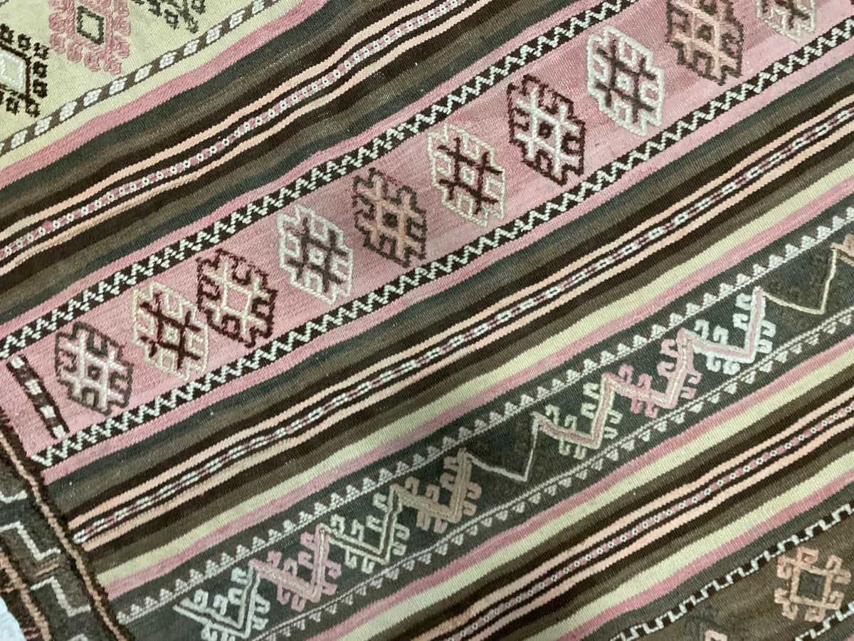 Persischer Kelim-Sumak-Teppich, 120x125 cm, überwiegend in Beige und Rosa — Nahaufnahme der Textur