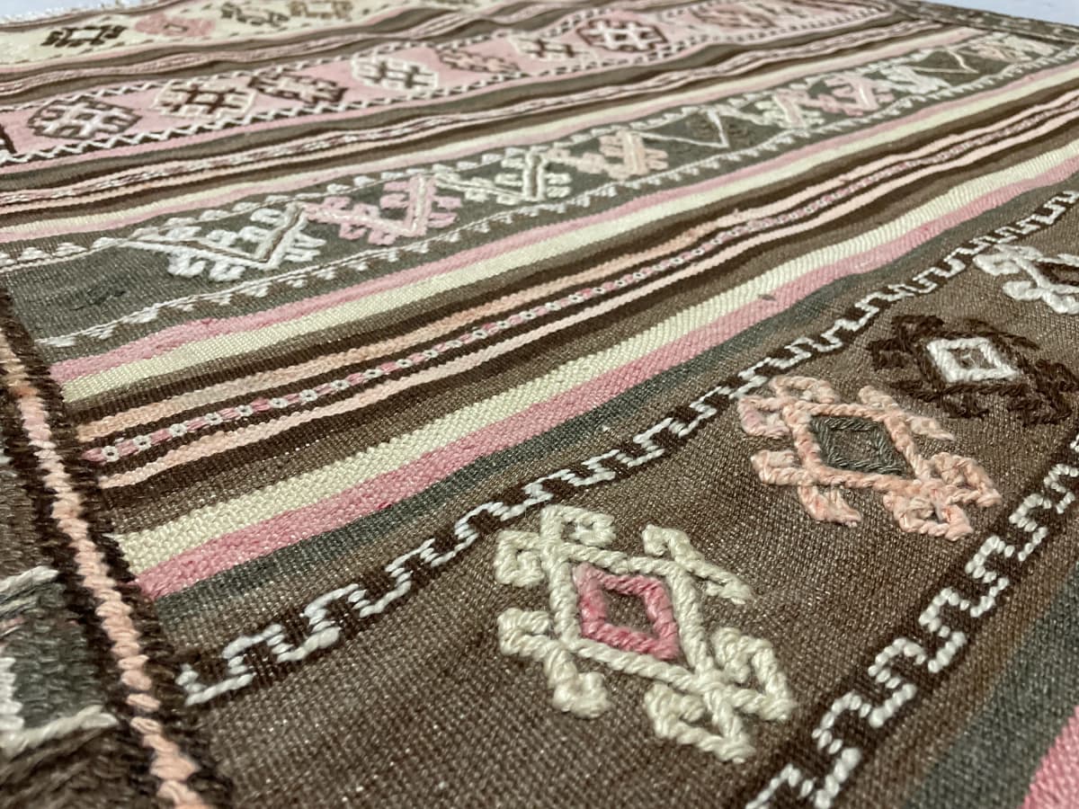 Persischer Kelim-Sumak-Teppich, 120x125 cm, überwiegend in Beige und Rosa — Nahaufnahme der Textur