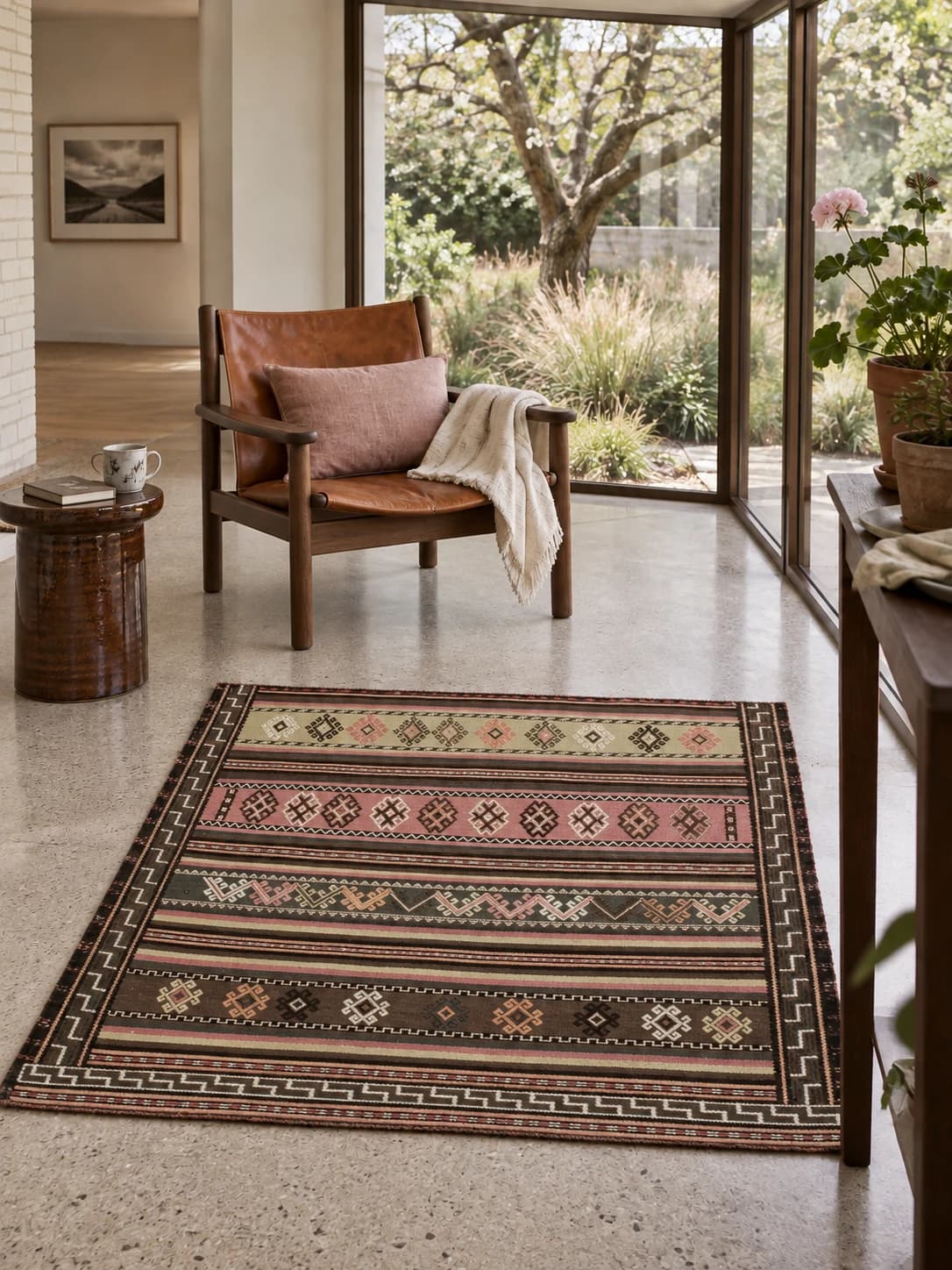 Persischer Kelim-Sumak-Teppich, 120x125 cm, überwiegend in Beige und Rosa — Im Raum