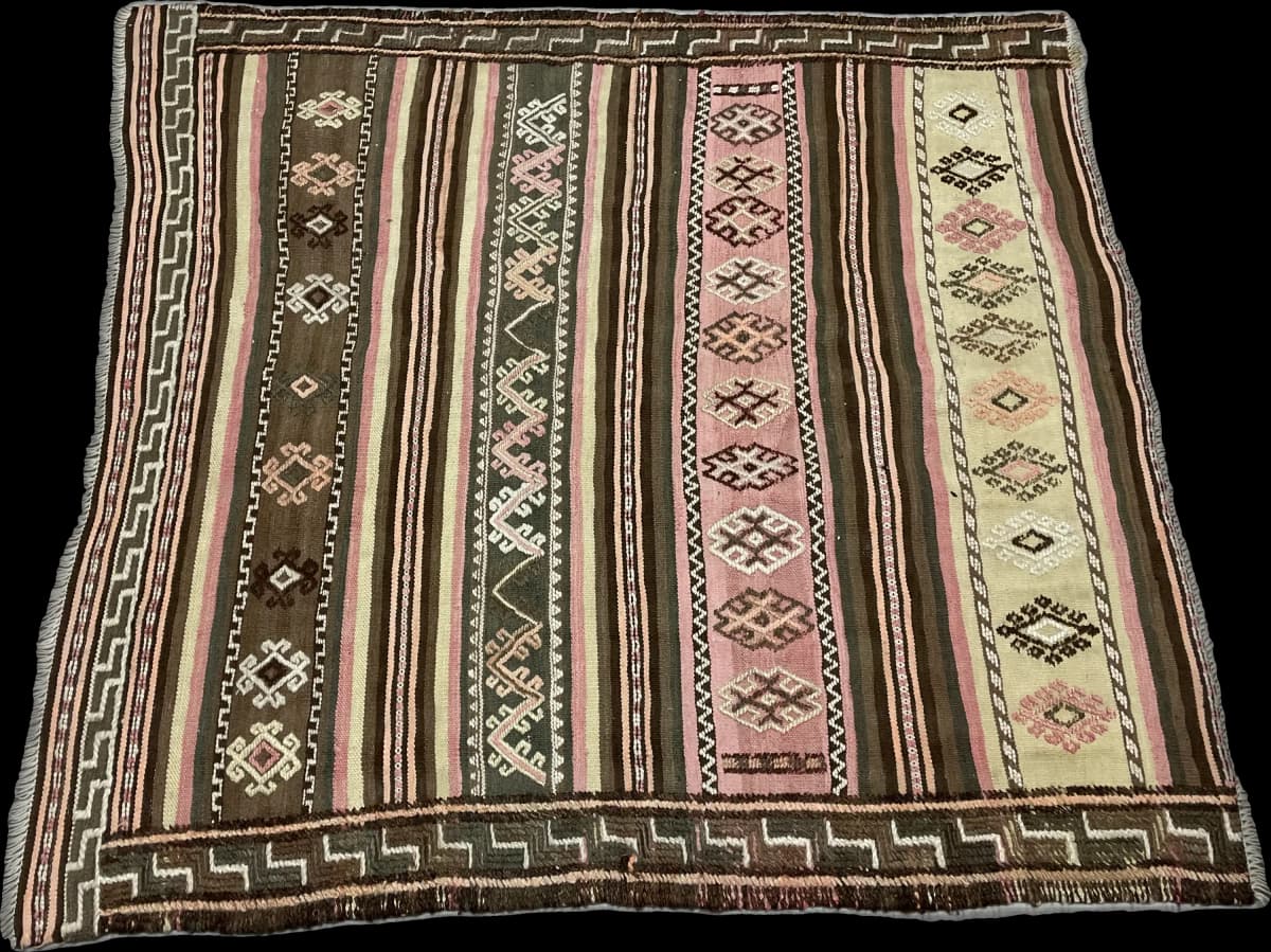 Persischer Kelim-Sumak-Teppich, 120x125 cm, überwiegend in Beige und Rosa — Perspektive