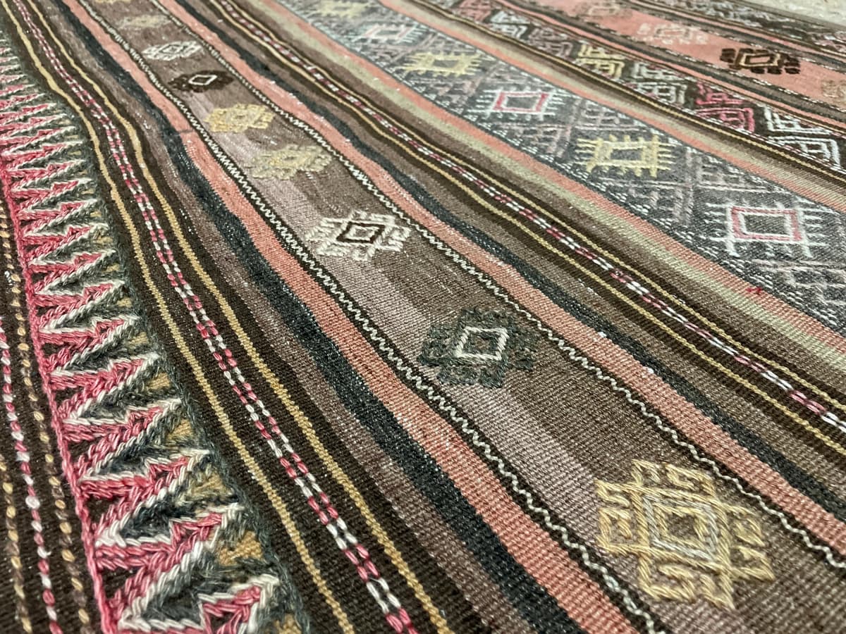 Tapis persan kilim soumak, 112x152 cm, principalement marron — Gros plan de la texture