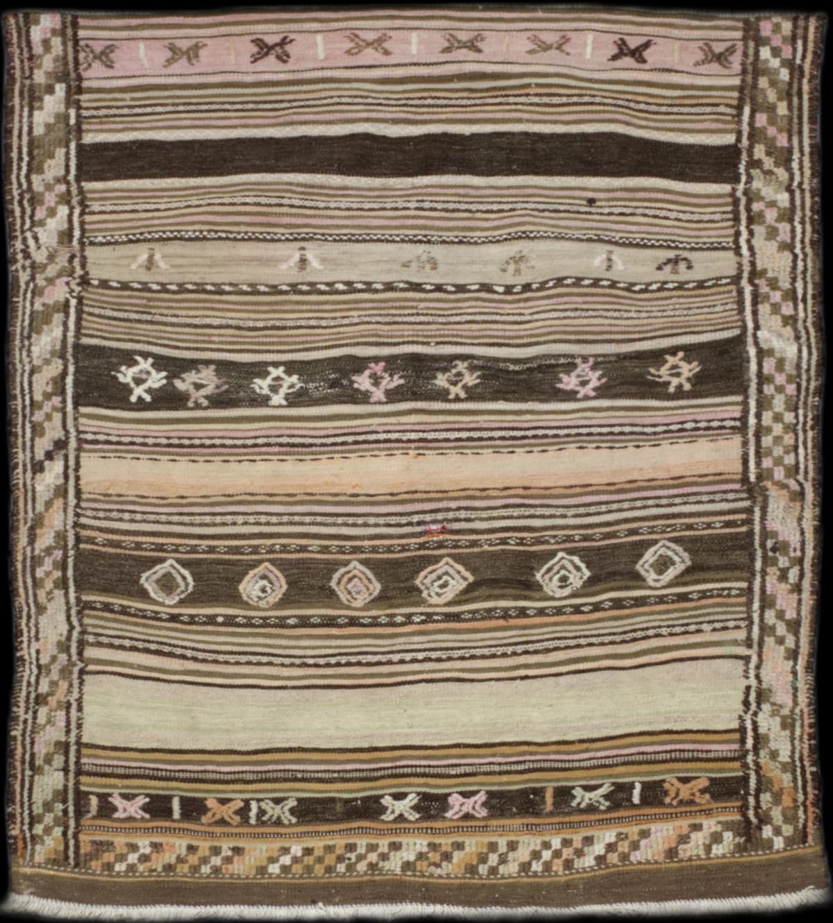 alfombra persa en dimensiones 146 centímetros de largo por 110 centímetros de ancho con colores principalmente colorido