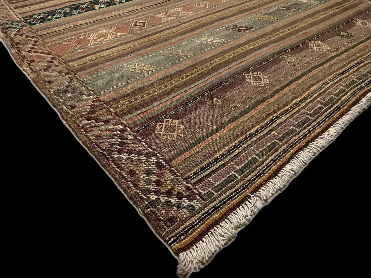 Persischer Kelim-Sumak-Teppich, 141x250 cm, überwiegend in Braun — Ecke & Kante