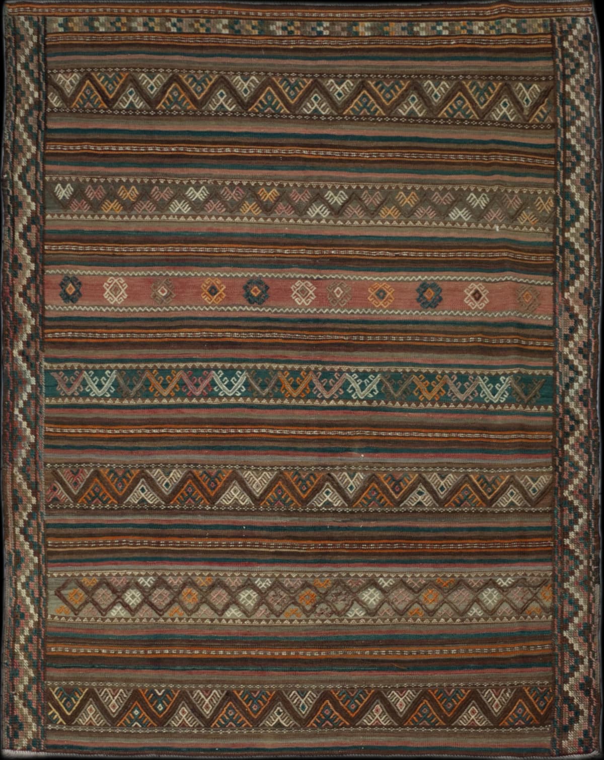 persischer Teppich im Sumak Stil in den Maßen 190 Zentimeter Länge mal 151 Zentimeter Breite mit überwiegend braun Farben