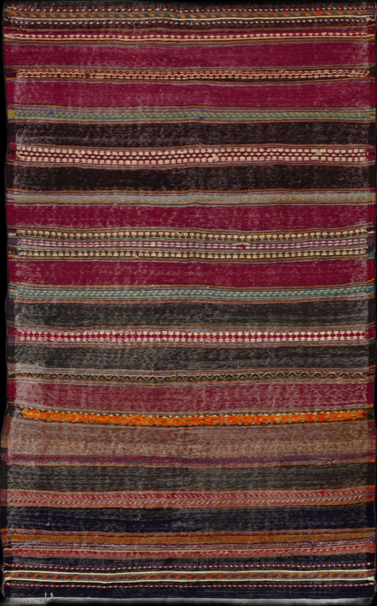 alfombra persa en dimensiones 213 centímetros de largo por 115 centímetros de ancho con colores principalmente rojo y negro