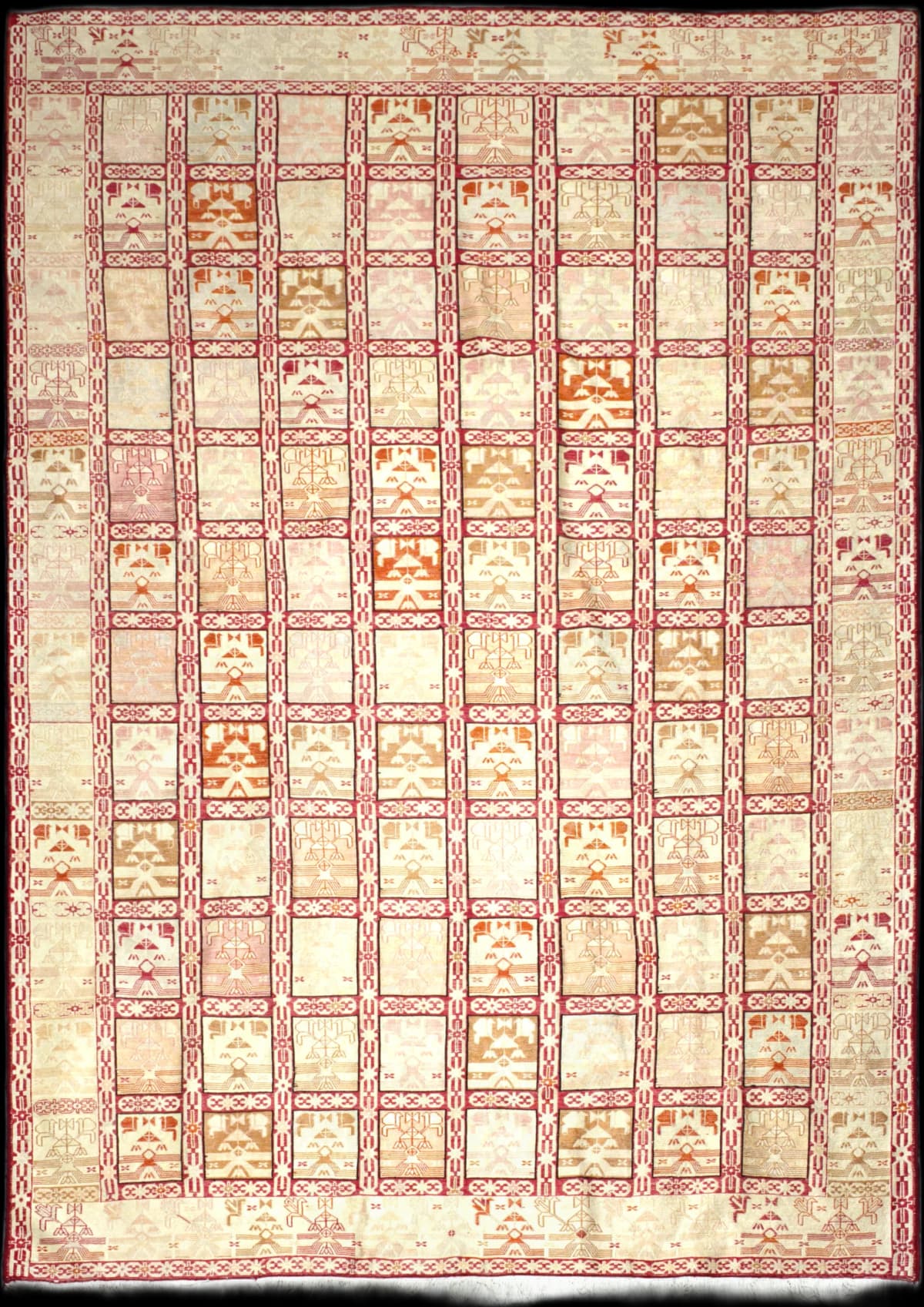 persischer Teppich in den Maßen 280 Zentimeter Länge mal 198 Zentimeter Breite mit überwiegend beige Farben