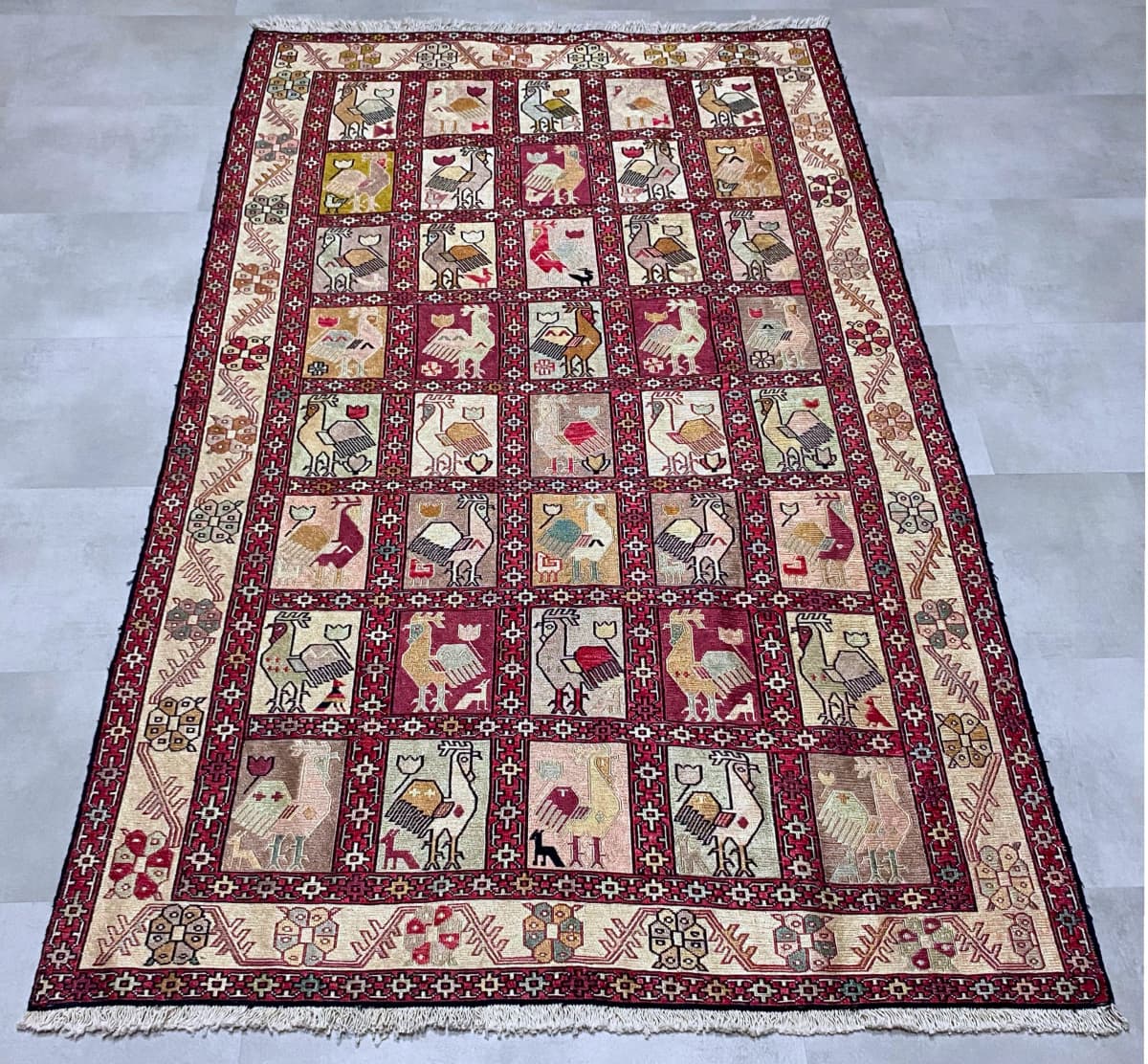 Perserteppich, orientalisch, 118x188 cm, überwiegend in Beige und Rot — Perspektive
