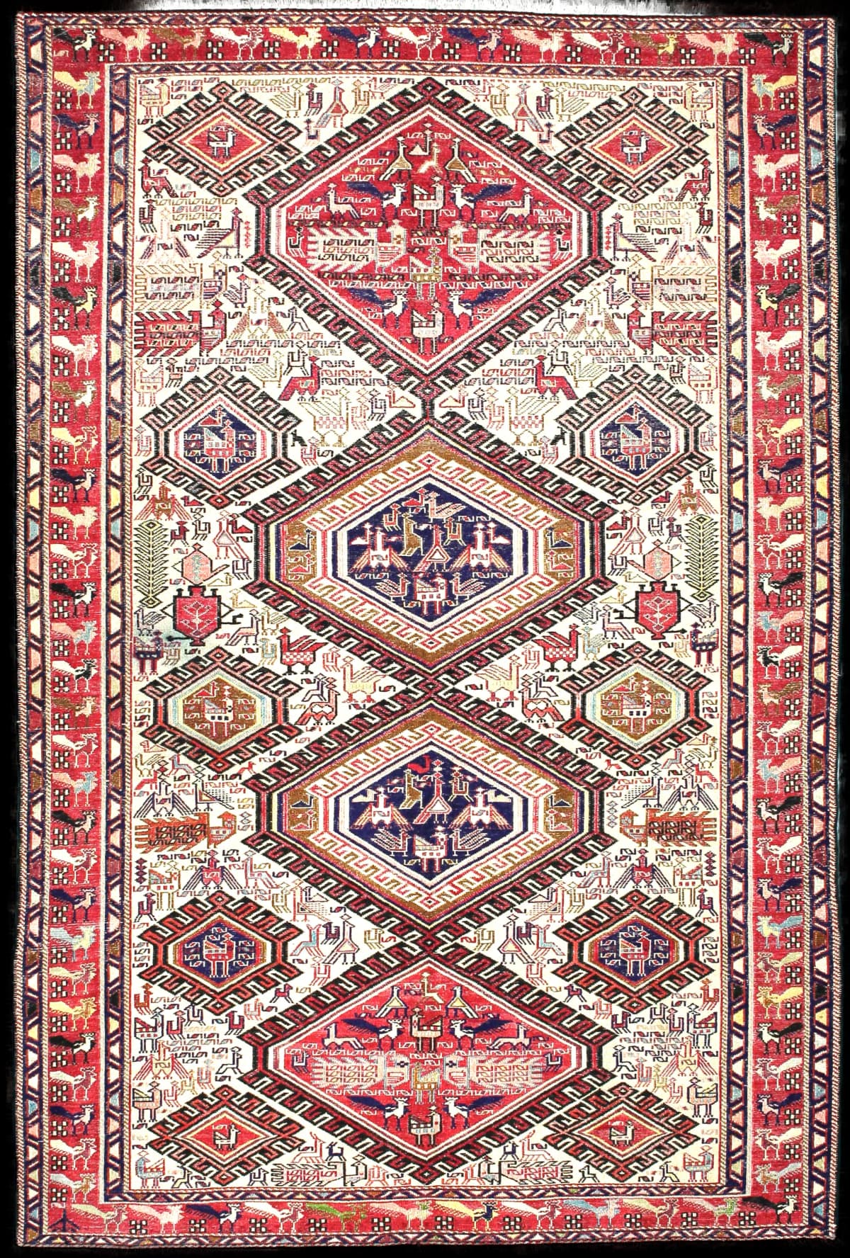 alfombra persa en dimensiones 186 centímetros de largo por 123 centímetros de ancho con colores principalmente beige y rojo