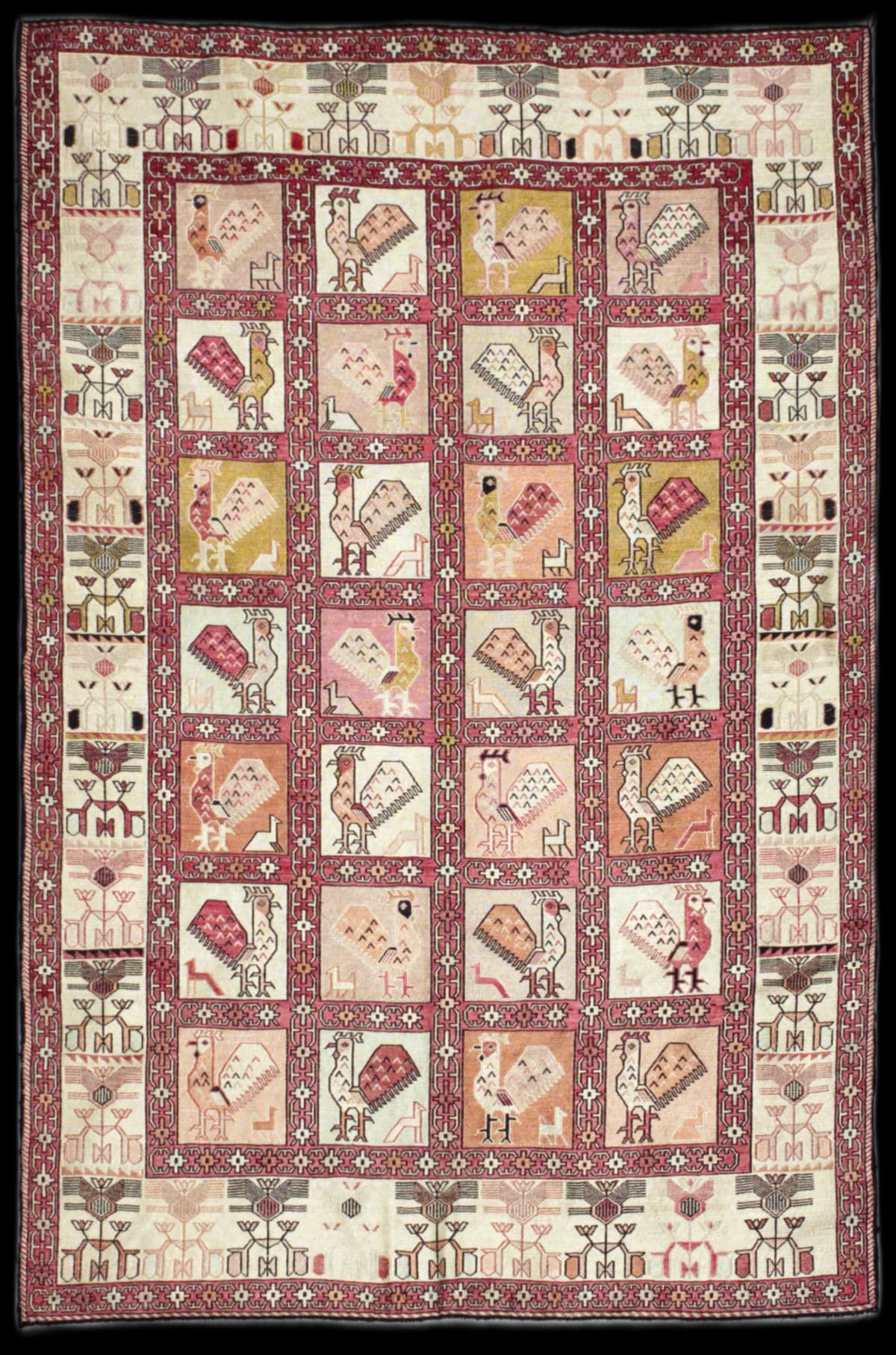 persischer Teppich in den Maßen 189 Zentimeter Länge mal 125 Zentimeter Breite mit überwiegend rosa und beige Farben