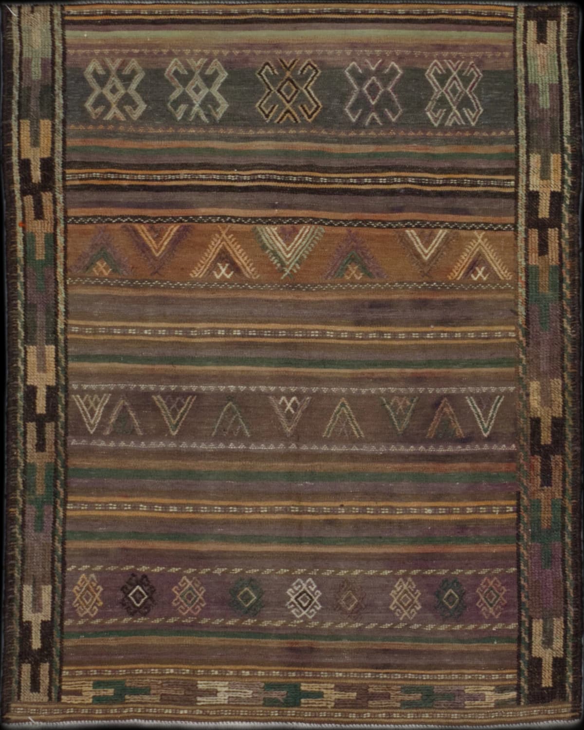 alfombra persa en dimensiones 138 centímetros de largo por 106 centímetros de ancho con colores principalmente colorido