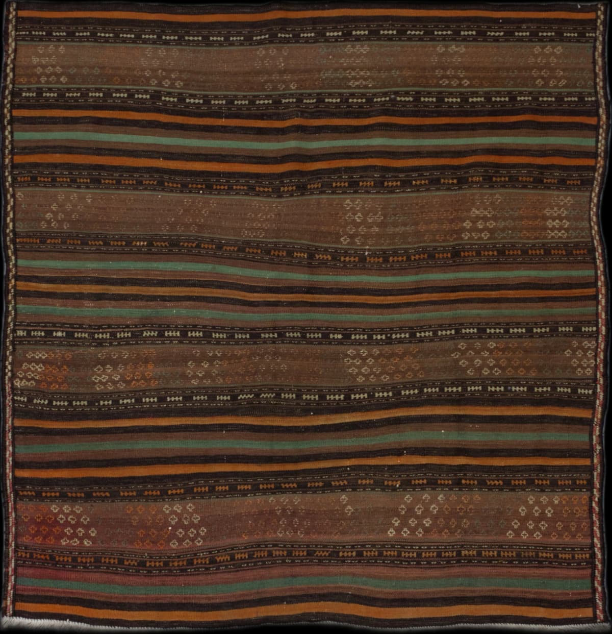 alfombra persa en dimensiones 185 centímetros de largo por 167 centímetros de ancho con colores principalmente colorido