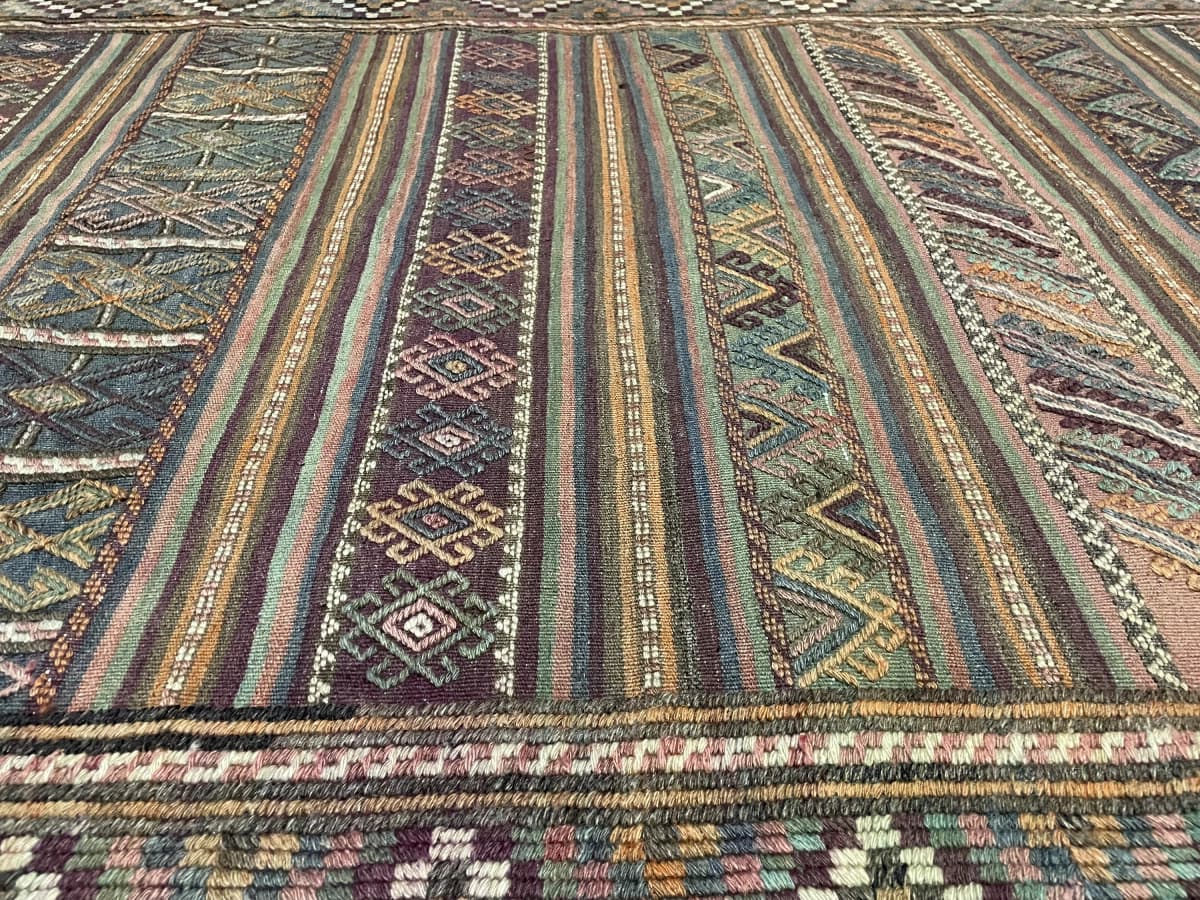 Persischer Kelim-Sumak-Teppich, 141x206 cm, überwiegend in Grün und Lila — Nahaufnahme der Textur