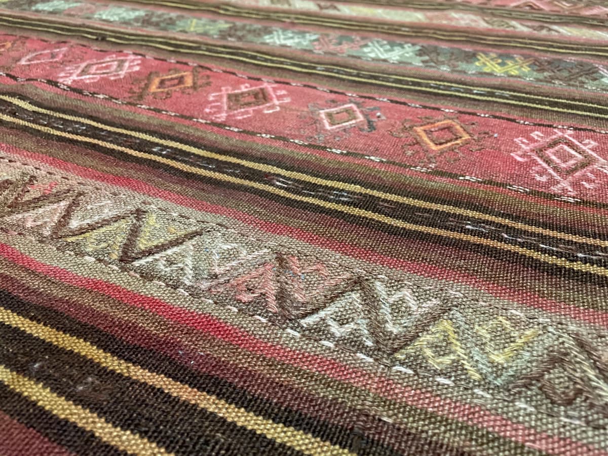 Persischer Kelim-Sumak-Teppich, 135x207 cm, überwiegend in Gelb und Rosa — Nahaufnahme der Textur