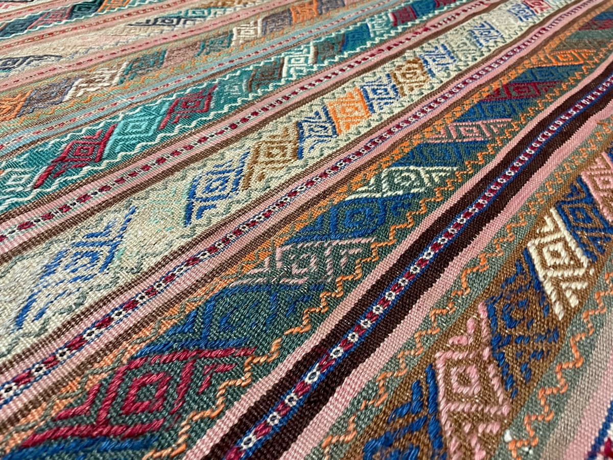 Persischer Kelim-Sumak-Teppich, 160x215 cm, bunt — Nahaufnahme der Textur